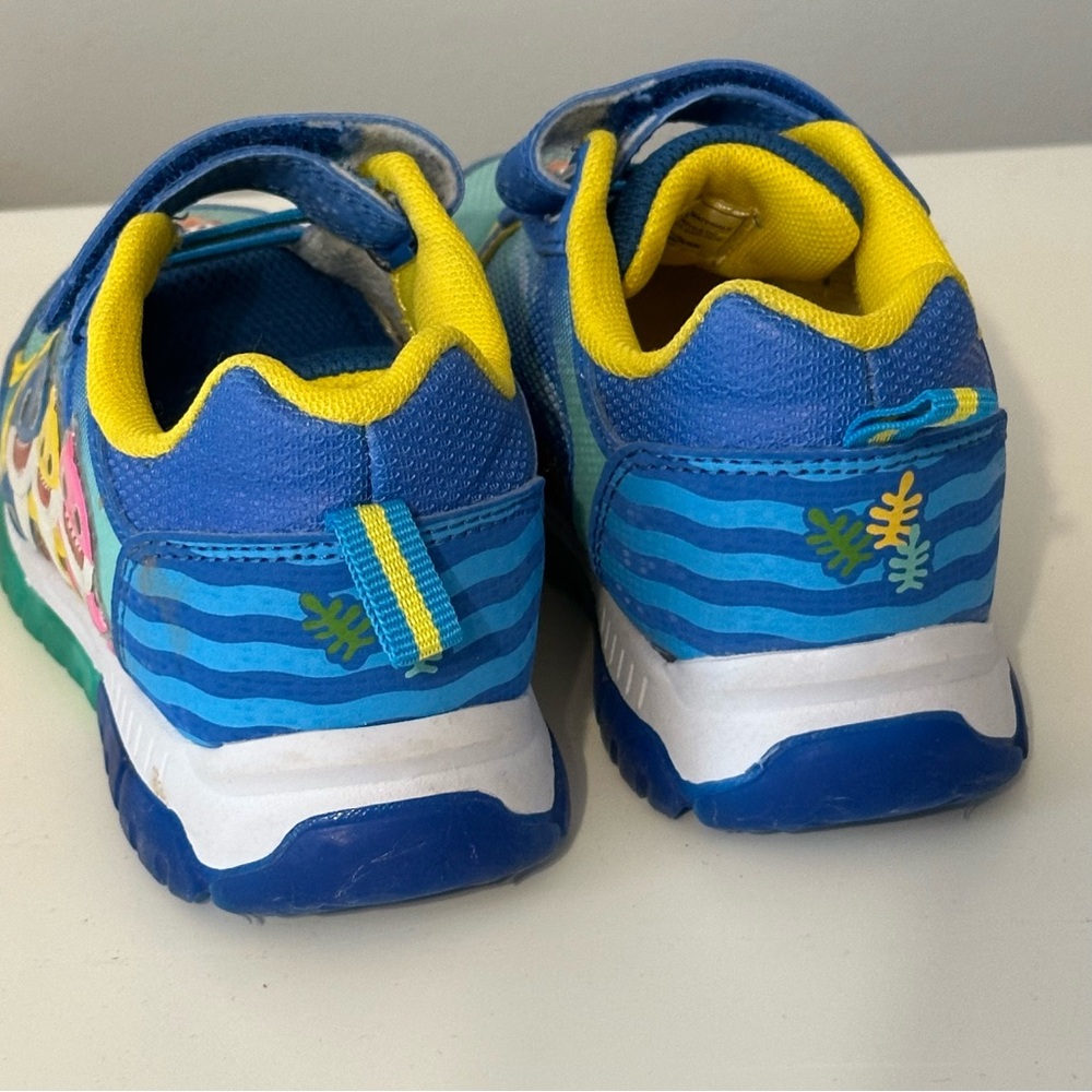 Baby Shark Kids Sneakers - Light Up - Picture 4 of 9